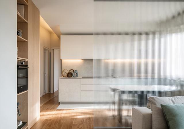 Appartamento ristrutturato sui colli di Bologna con cucina aperta, vetro rigato e pavimento in rovere